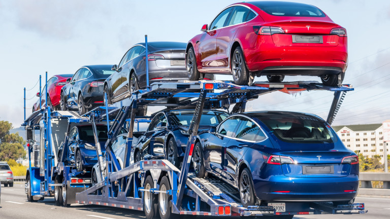 Американската компания Tesla, водещ производител на електрически превозни средства, увеличи