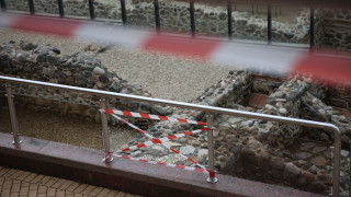 Вандали строшиха стъклата на перилата около Ларгото в София