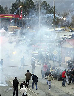 Експлозия разтърси сръбски протест в Косовска Митровица 