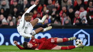 Защитниците Конър Брадли и Ибрахима Конате ще останат извън групата