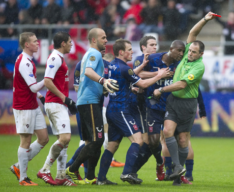 Унижиха лидера в Холандия, Ники и Твенте мачкат