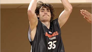 Баскетболист на Шарлот глобен с 25 000 долара за неприличен жест