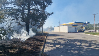 Пожар избухна до бензиностанция в Казанлък