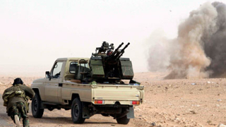 Танкове газят либийската опозиция в Зауая