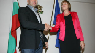 Министър Георгиева подписвала договори до последно