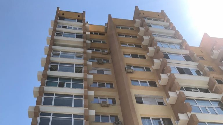 В Карнобат санирани апартаменти протекоха, падат тавани