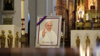 Десетки хиляди се събраха в базиликата Свети Петър във Ватикана