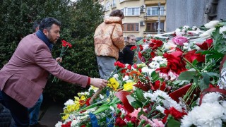 Фенове на "червените" почетоха паметта на Апостола