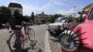 Пътуване в миналото с парад на ретро коли в София