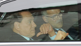 Засякоха 8 мъже, "доставяли" проститутки на Берлускони
