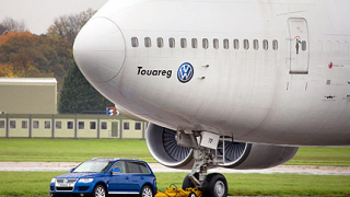 VW Touareg тегли Boeing 747