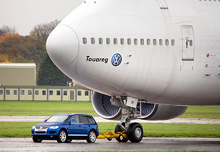 VW Touareg тегли Boeing 747