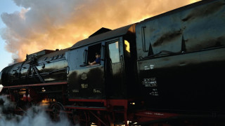 Влак с парен локомотив пътува между София и Мездра съобщиха