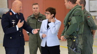 Военният министър на Германия: Няма разрив между мен и Меркел