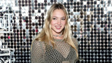 Когато Лила Мос пресъздаде емблематичната визия с прозрачна рокля на майка си Кейт Мос