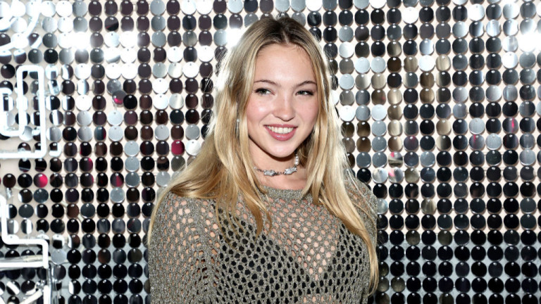 Дъщерята на Кейт Мос в секси прозрачна рокля