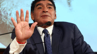 Марадона се скара на Наполи: Купувайте играчи