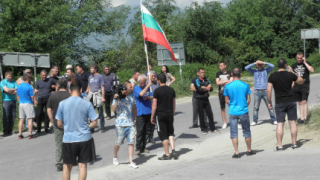 В Гърмен протестират, искат премахване на незаконните цигански постройки