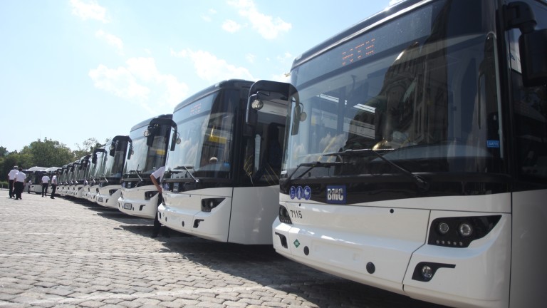 Вандали нападнаха с камъни 4 автобуса на столичния градски транспорт.