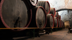 319 241 л вино изчезнали от данъчен склад в Хасковско