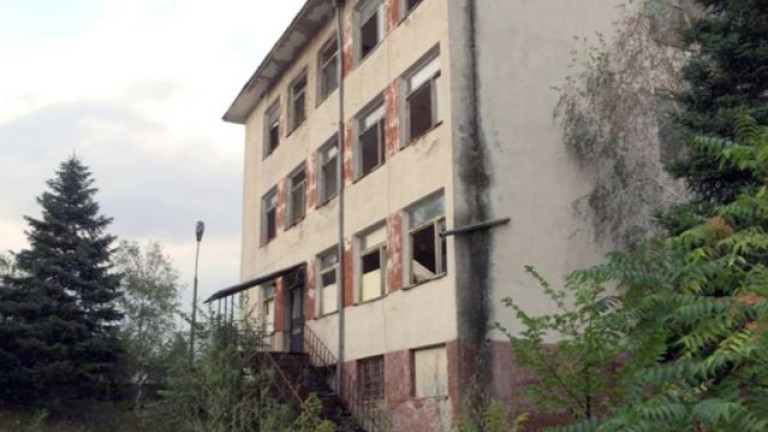 Почти от месец работници събарят сградата на училище Петър Берон