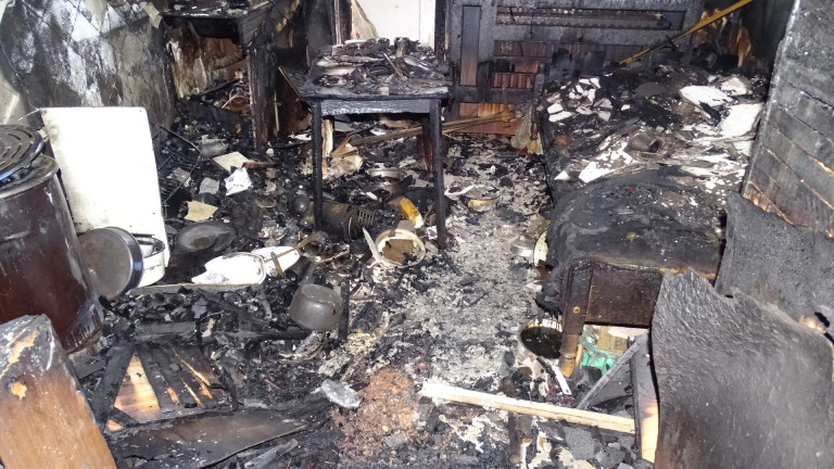 Пожар изпепели къщата на многодетно семейство в Брестник