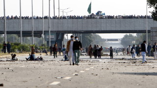 Пакистанските власти затвориха главен път към Исламабад за втори ден