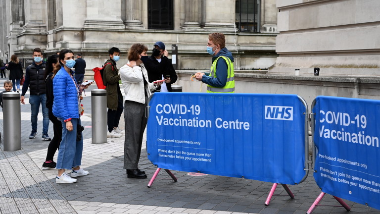 Великобритания се обяви срещу масовите ваксинации Covid-19 за всички деца