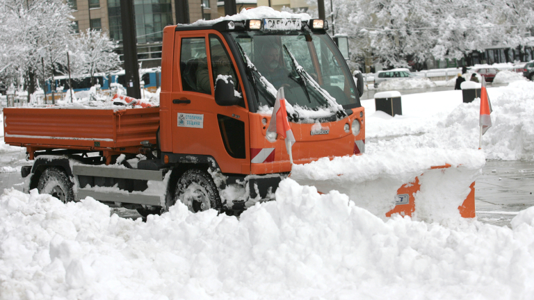 3000 машини в готовност да чистят снега от 20 000 км републикански пътища