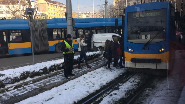 Кола се вряза в трамвай на кръговото на Руски паметник