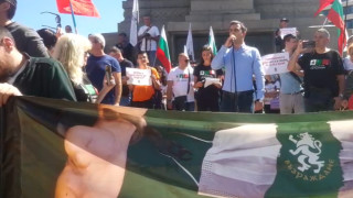 Протест срещу COVID мерките пред парламента