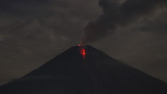Вулканът Семеру в Индонезия пак изригна 