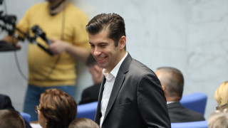 Председателят на Народното събрание доц Наталия Киселова се влияе и