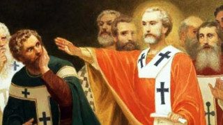 В една слънчева юнска утрин под уханните никейски липи пред