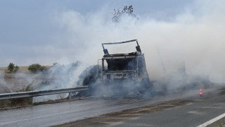 Камион се самозапали по време на движение на АМ Хемус