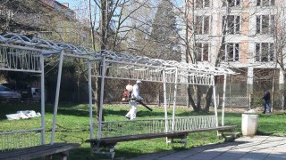 Пръскат срещу кърлежи и гризачи междублокови пространства в София