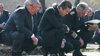 Архангелова Задушница &bdquo;събра" президент и военен министър