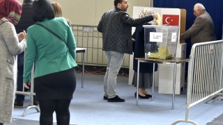 Турците в Холандия започнаха да гласуват в референдума на Ердоган
