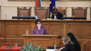 Десислава Атанасова настоя в кулоарите на парламента да чуе позицията