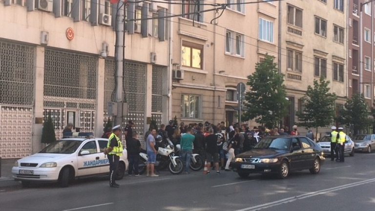 Мотористи продължават да протестират пред турското посолство