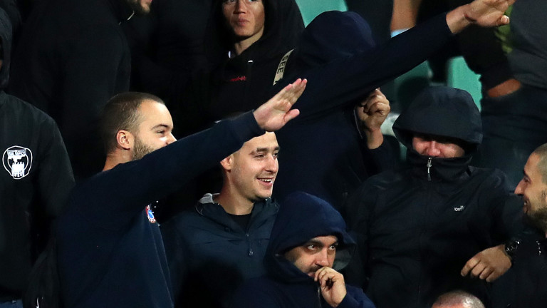 Петима от феновете, показали расистки жестове по време на мача