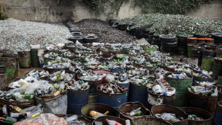 Защо държава която вече прелива от боклук да внася повече