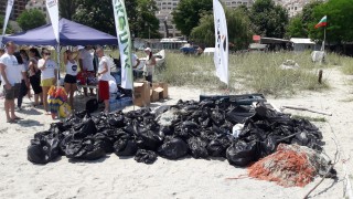 Доброволци и местни събраха над 140 чувала боклуци от плажните