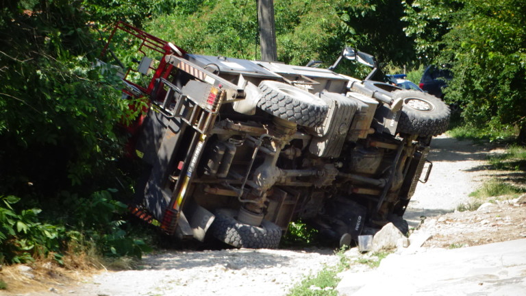 Тежкотоварен камион с чуждестранна регистрация катастрофира край Враца. Инцидентът е