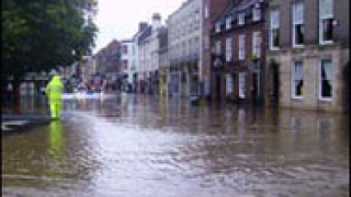 Петима загинаха при наводненията във Великобритания