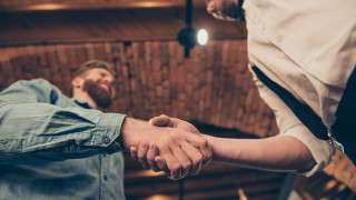Начинът по който се ръкостискаме издава много за нашата личност