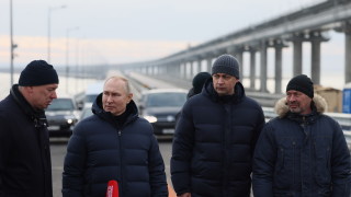 Руският президент Владимир Путин премина с мерцедес по , свързващ