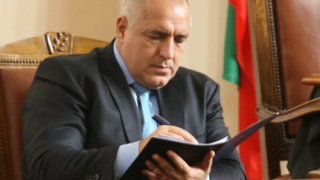 Борисов поговори за Македония, за празната зала в НС и за "умната и красива" Нинова