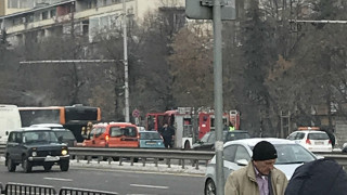 Автобус пламна в движение на "Цариградско шосе"