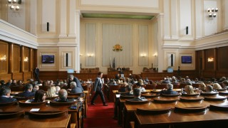 Депутатите почетоха първия учебен ден Тон зададоха герберите Нека спрем